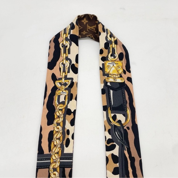 Auth LOUIS VUITTON Monogram
Leopard Print Silk Bandeau Scarf - Picture 5 of 16